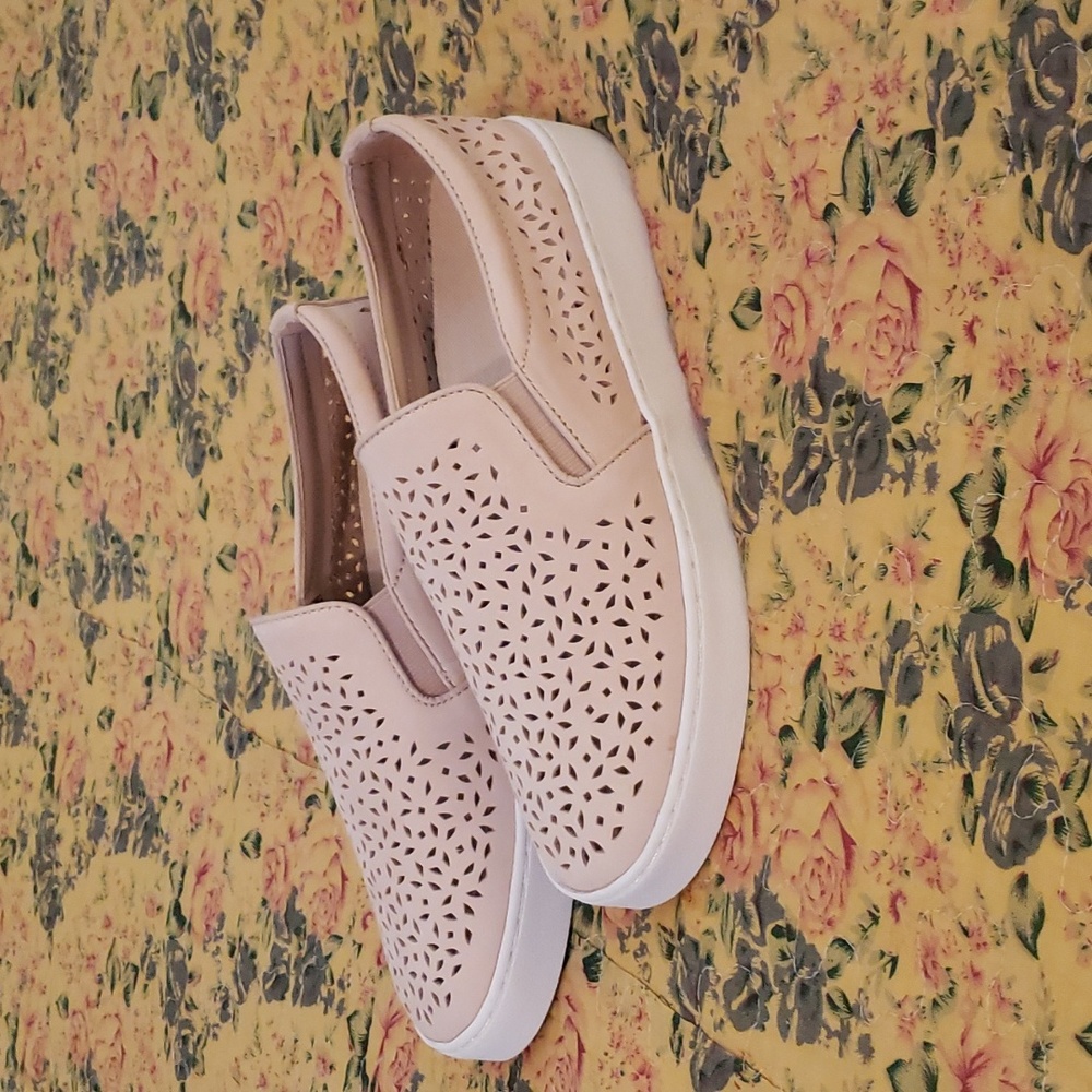 Vionic Splendid Perforated Slip-on Sneaker in Dusty Pink Size 6 US